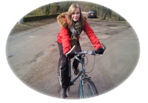 Jolanda als tiener. Ze rijdt op een sportieve fiets. 