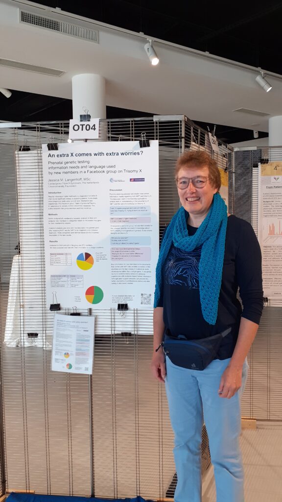 Jessica bij haar wetenschappelijke poster in de hal van de congreslocatie